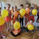 dzieci z pomalowanymi balonami
