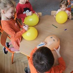 dzieci malują po balonie