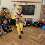 Kacper skacze na jednej nodze