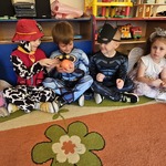 chłopcy podają sobie jabłko