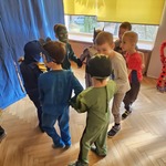 chłopcy tańczą w kółeczku
