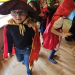 dzieci tańczą na balu