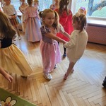 dziewczynki tańczą w parach