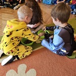 dzieci oddzielają fasolę od kasztanów