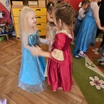 Zosia i Helena tańczą