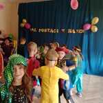 dzieci tańczą w strojach balowych
