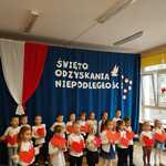 dzieci trzymają papierowe serca