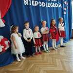 dzieci w strojach patriotycznych