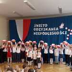 dzieci z biało-czerwonymi konturami Polski