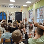dzieci podnoszą rękę