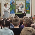 Pan z lalkami teatralnymi