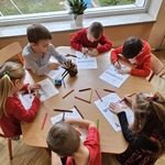 dzieci kolorują obrazek