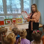 Pani Dyrektor trzyma dyplomy