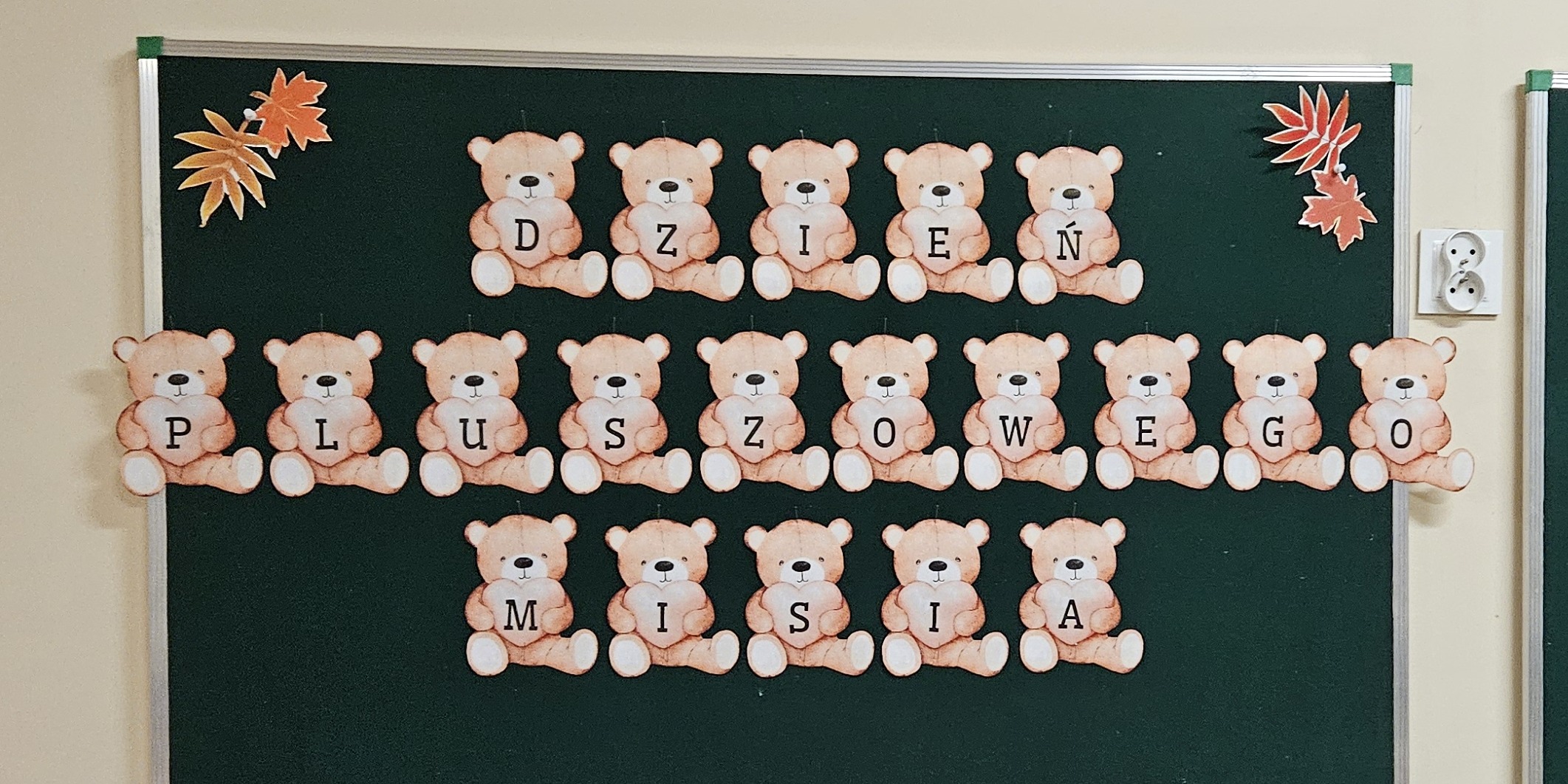 napis dzień pluszowego misia
