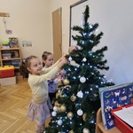 Marcelina ubiera choinkę