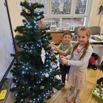 Marcelina i Bartek ubierają choinkę