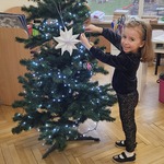 Weronika wiesza bombkę na choinkę