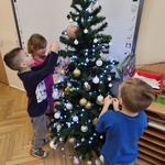 dzieci wieszają bombki