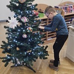 Tymon wiesza bombkę na choince