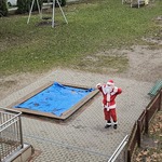 Mikołaj chodzi po placu