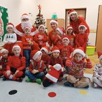 grupa ubrane na czerwono z Mikołajem