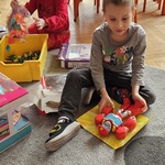 Weronika i Fabian bawią się nowymi zabawkami
