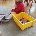 Weronika bawi się klockami