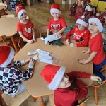 chłopcy bawią się samolotem