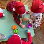 dzieci segregują kolorowe zwierzątka