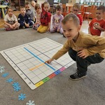 Ksawery pokazuje punkt przecięcia się lini