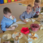 chłopcy siedzą przy wigilijnym stole
