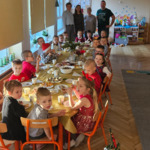 dzieci z pracownikami przedszkola