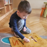 Darek układa litery