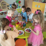 dzieci malują połówki ziemniaków