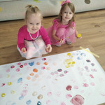 Adela i Helena przy kartce papieru