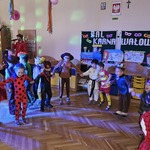 dzieci tańczą w kole
