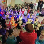 dzieci naśladują ruchy do piosenki