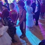 dzieci tańczą w parach