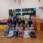 dzieci w strojach balowych