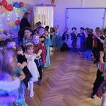 dzieci tańczą jeden za drugim.jpg