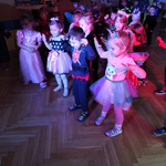 dzieci tańczą na balu karnawałowym