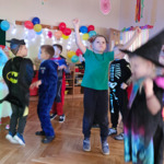 dzieci skacza do góry