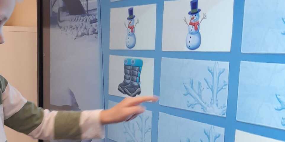 palec dotyka tablicy multimedialnej