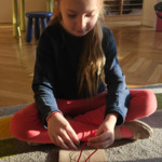 Marcelina ćwiczy sznurowanie butów