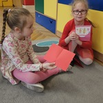 dziewczynki trzymają walentynki