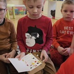 Czarek trzyma walentynkę