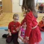 Julita wręcza Tymkowi serduszko