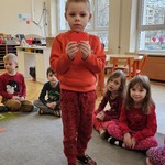 Filip trzyma papierowe serce