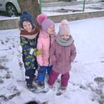 Karolina, Adela i Filip na podwórku