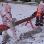dziewczynki na huśtawce